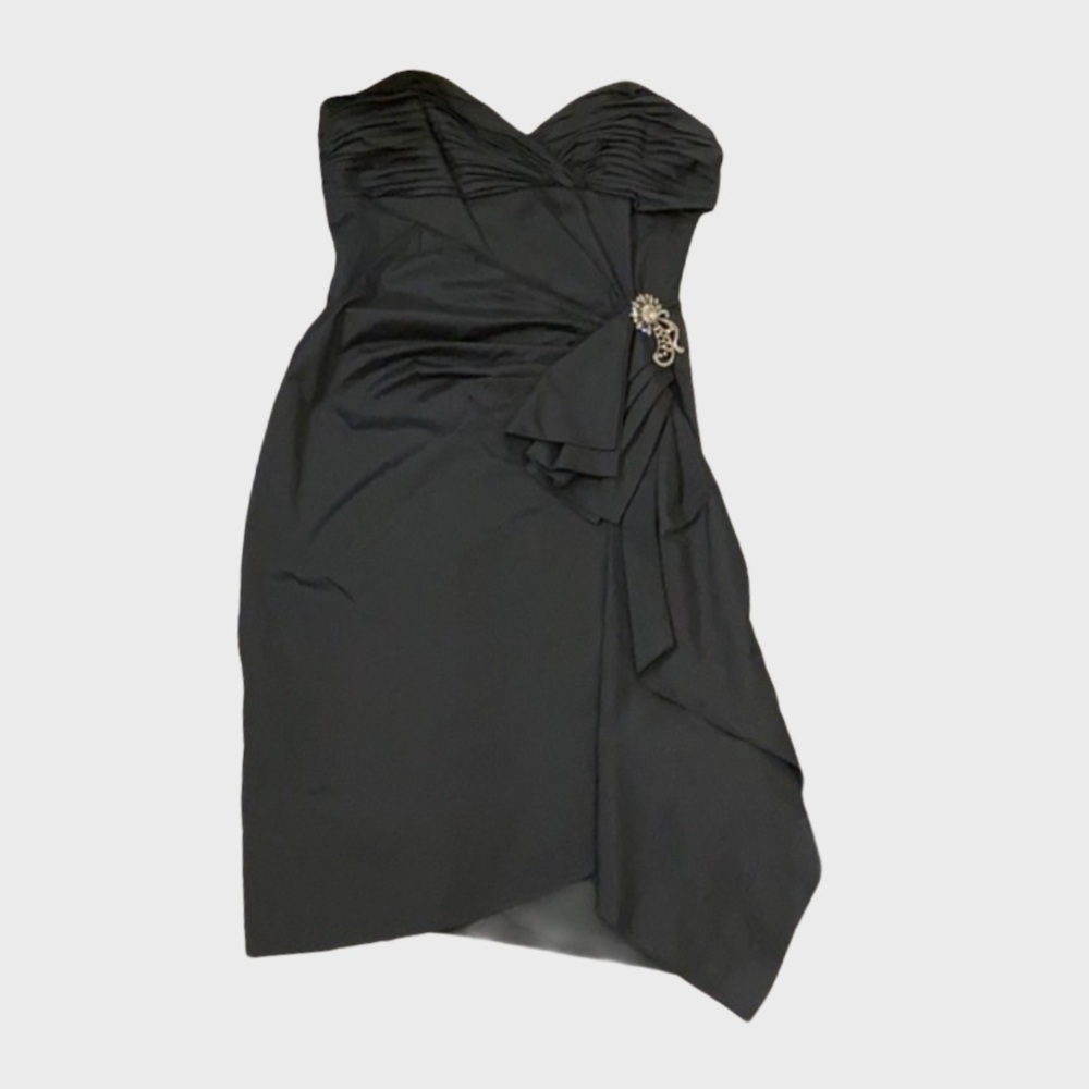 Bang strapless black dress with brooch detail